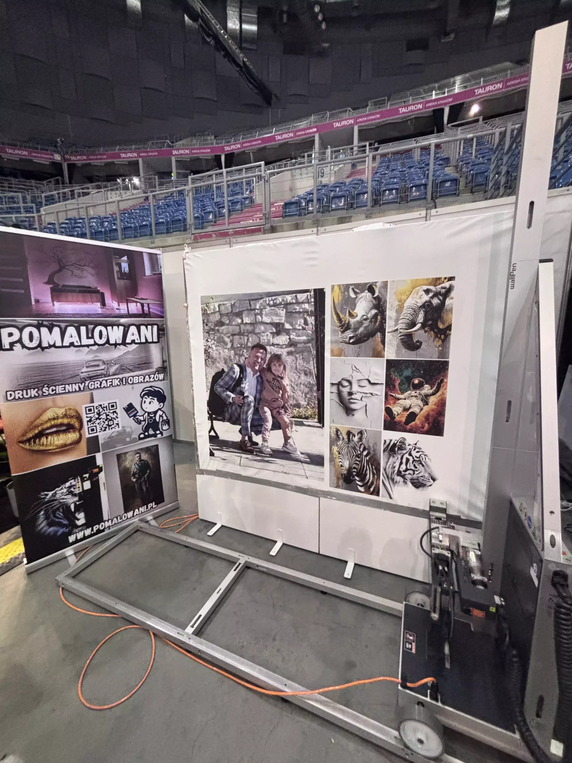 Pokaz druku ściennego i na płótnie w Tauron Arenie w Krakowie - pionowa drukarka UV