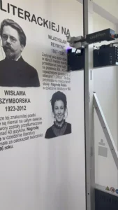 Portrety polskich noblistów - Olgi Tokarczuk - wykonane techniką druku ściennego UV w sali polonistycznej w Ozimku