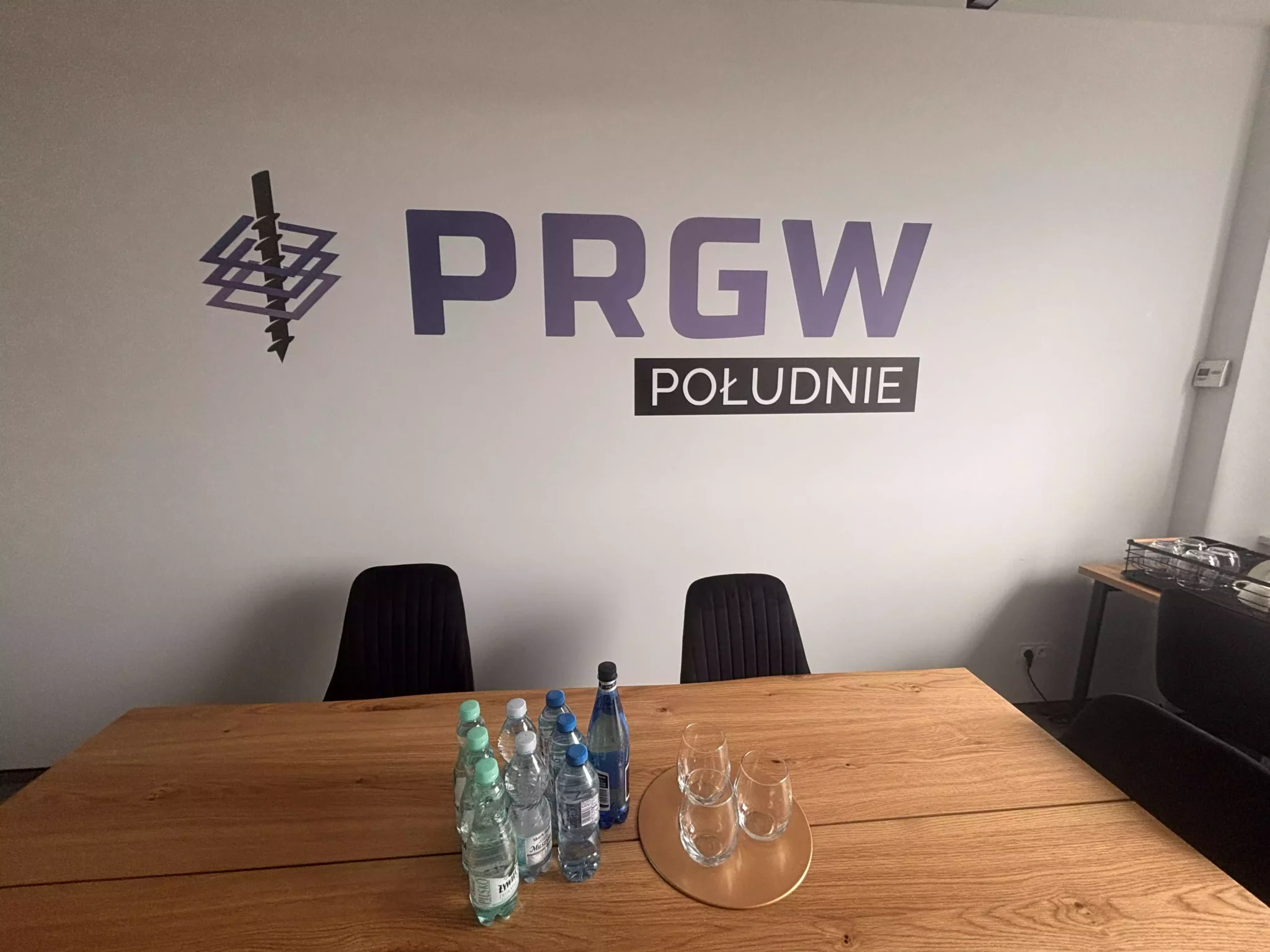 logotyp firmy na ścianie wykonany techniką druku ściennego UV