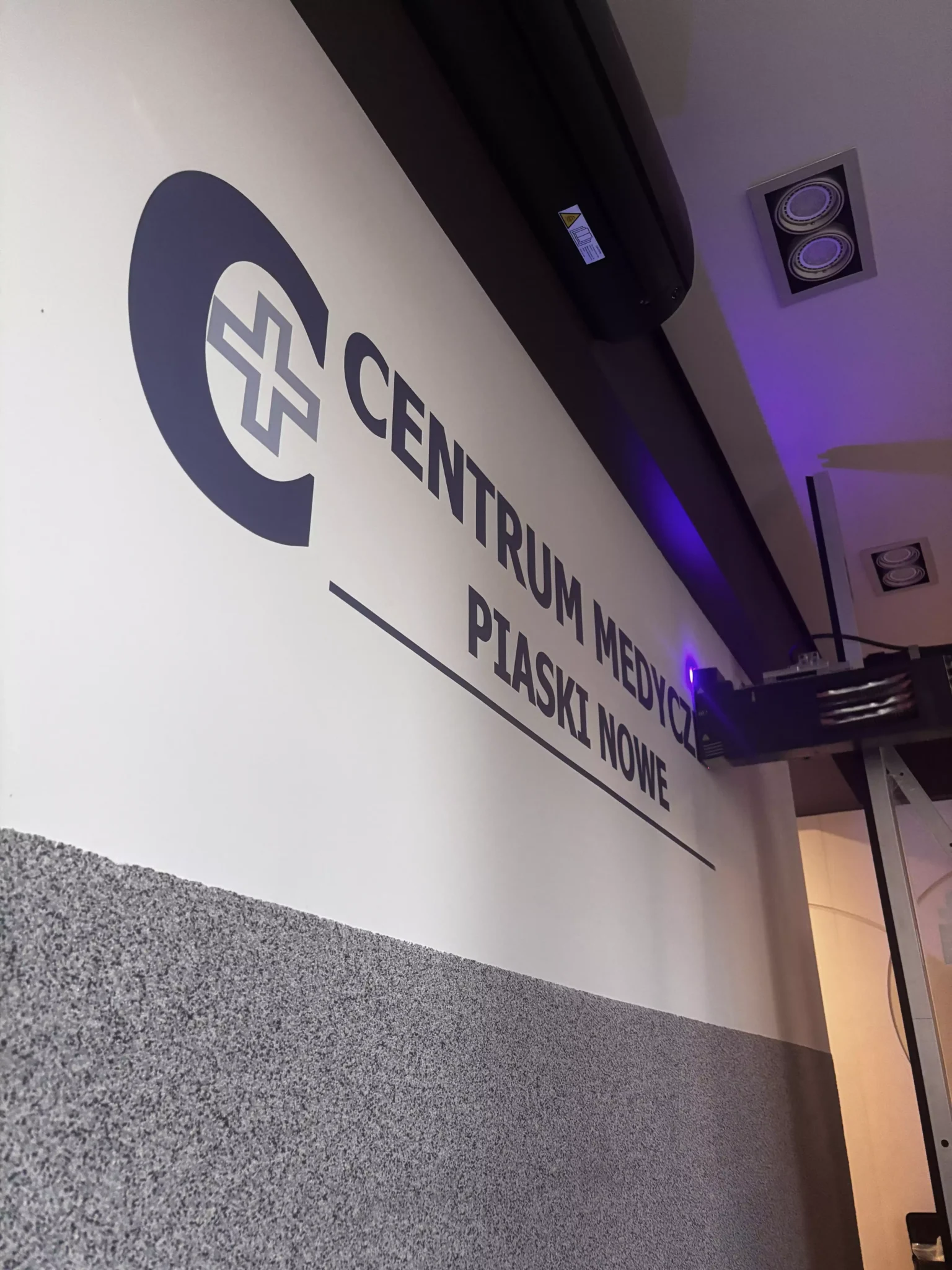 drukowanie na ścianie logotypu centrum medycznego w Krakowie
