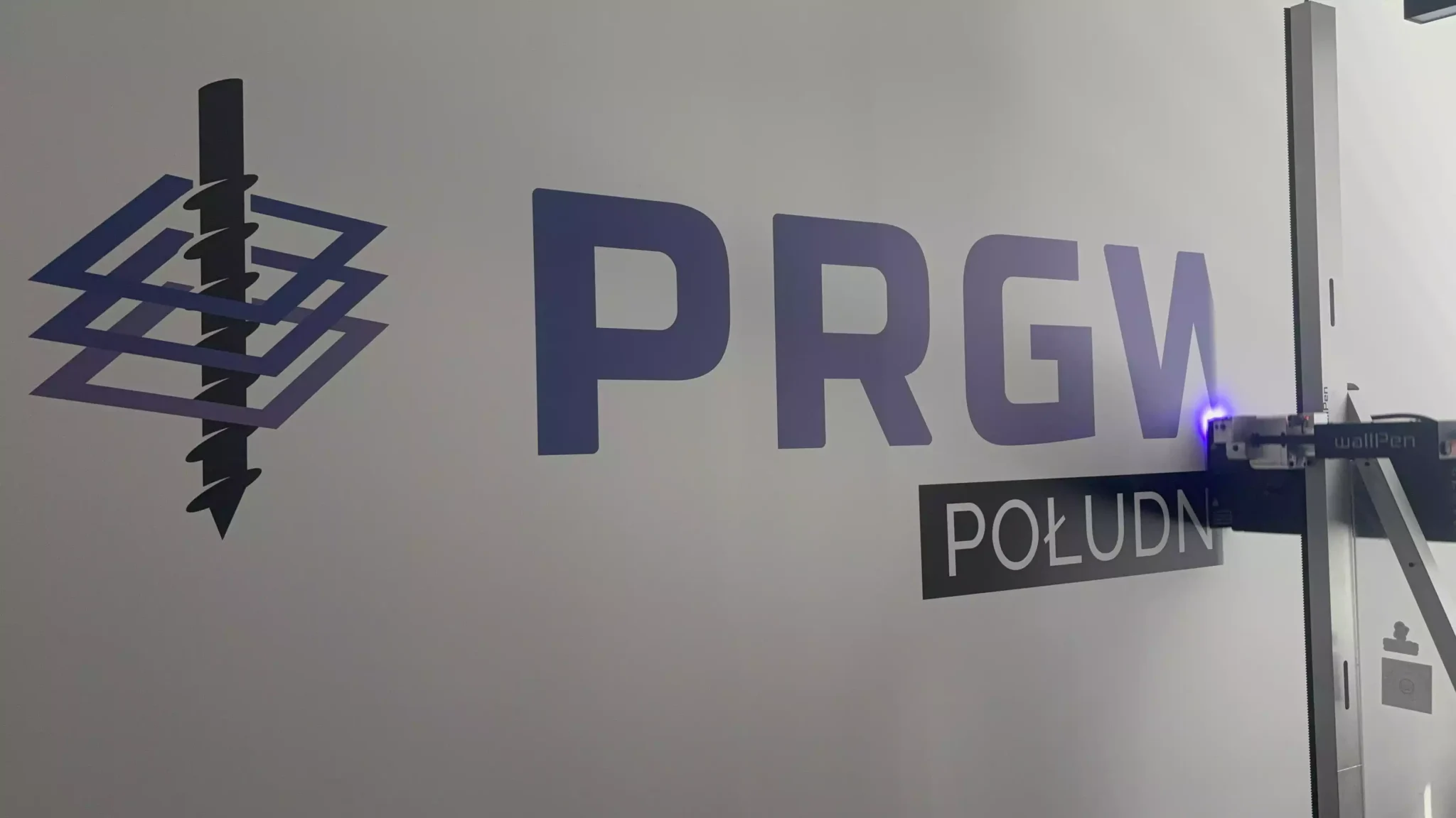 drukowanie na ścianie logotypu firmowego
