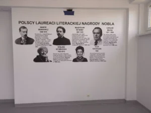 obraz noblistów w sali polonistycznej